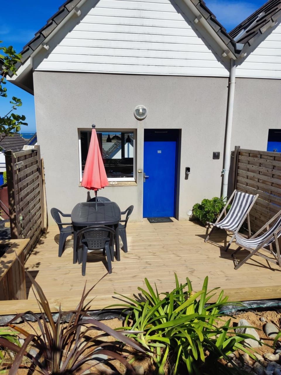 Property building, Patio, Day, sunbed