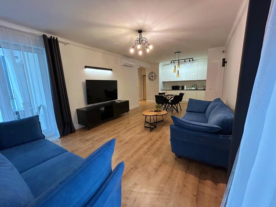 Communal lounge/ TV room, Bed, Day, People, TV and multimedia, Balcony/Terrace, Living room, Dining area, Food, children, young children, older children, Family, Inner courtyard view, furniture, internet, air conditioner