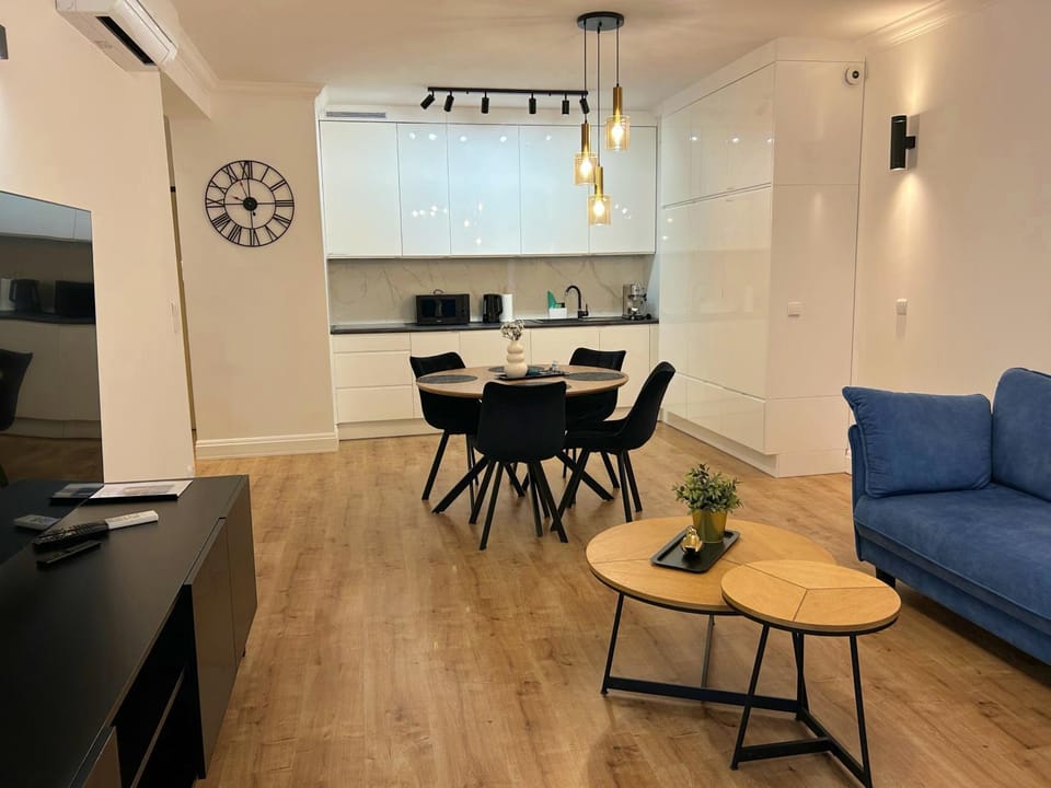 Kitchen or kitchenette, Living room, Seating area, Dining area, Street view, Breakfast, Lunch, Dinner, Family, Inner courtyard view, dishwasher, internet, microwave, oven, pet friendly, stove, kitchen, air conditioner