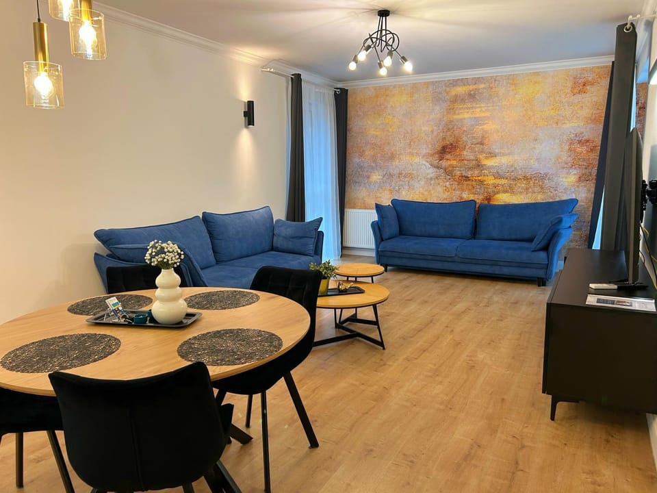 Bed, Day, People, TV and multimedia, Living room, Seating area, Dining area, Food, young children, older children, Family, internet, air conditioner