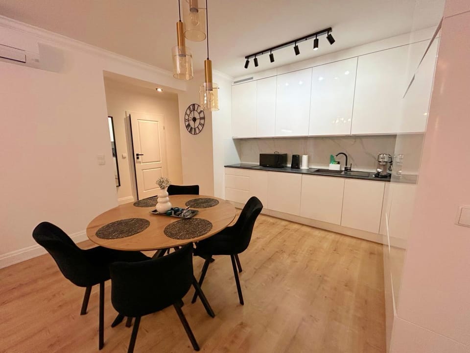 TV and multimedia, Kitchen or kitchenette, Living room, Photo of the whole room, Seating area, Dining area, Breakfast, Lunch, Family, flat iron, hair dryier, heating, internet, internet, microwave, oven, pet friendly, soundproof, stove, towels, kitchen, air conditioner