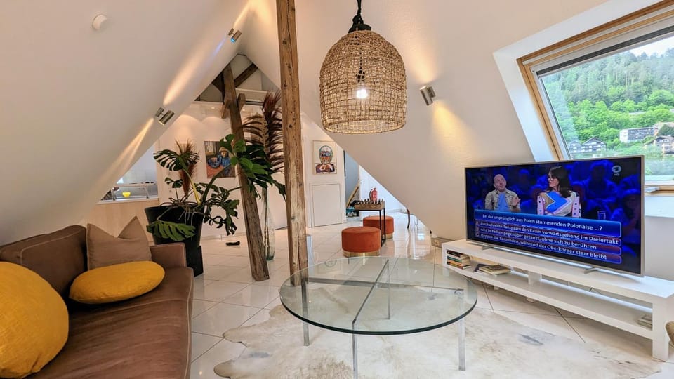 TV and multimedia, Living room, Seating area, Evening entertainment
