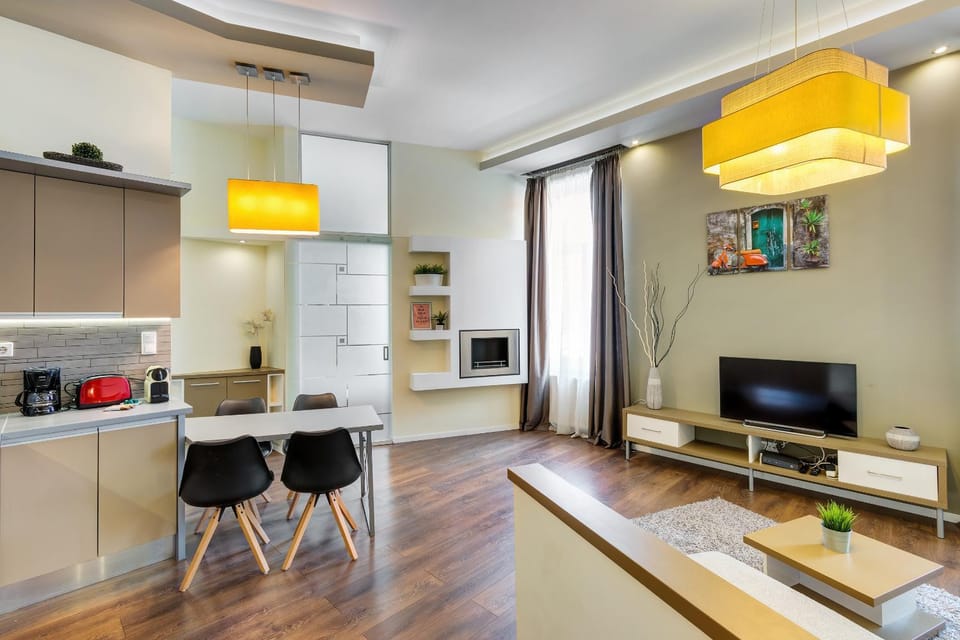 TV and multimedia, Kitchen or kitchenette, Living room, Seating area, Dining area