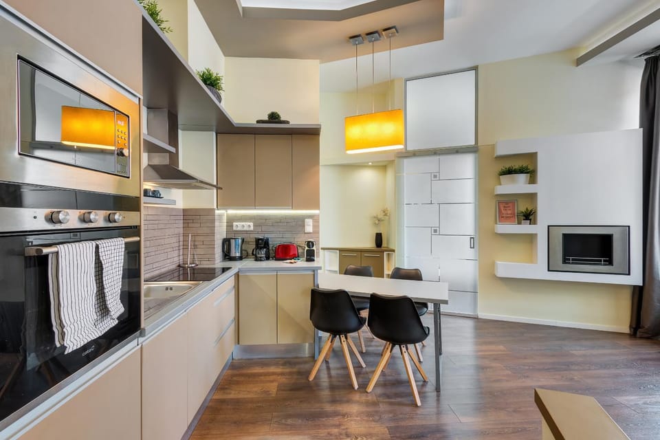 Kitchen or kitchenette, Dining area