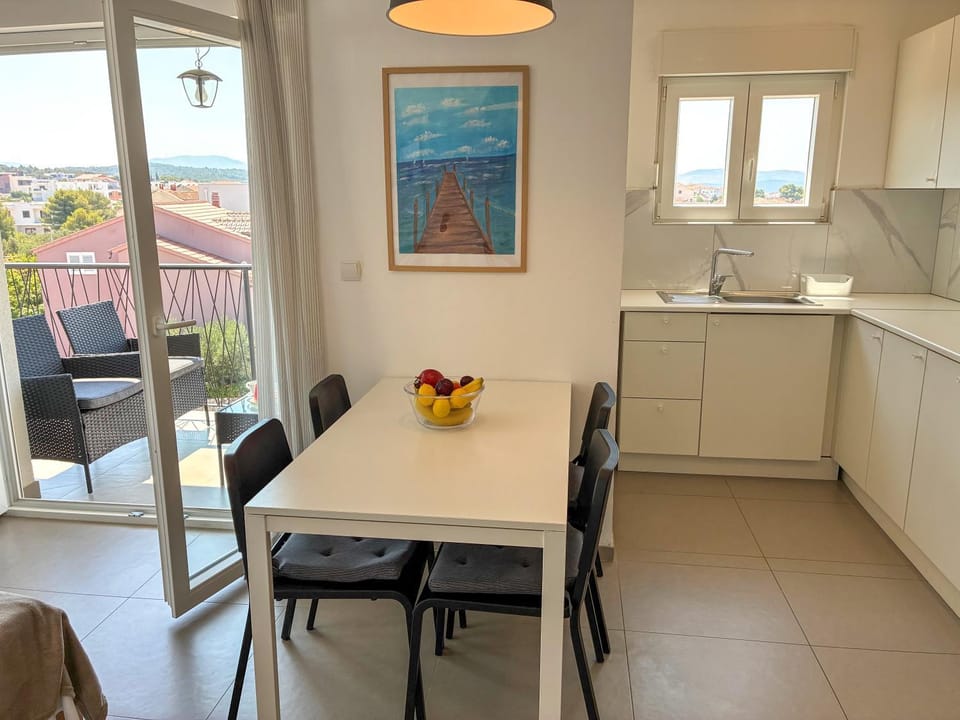 Kitchen or kitchenette, Seating area, Dining area