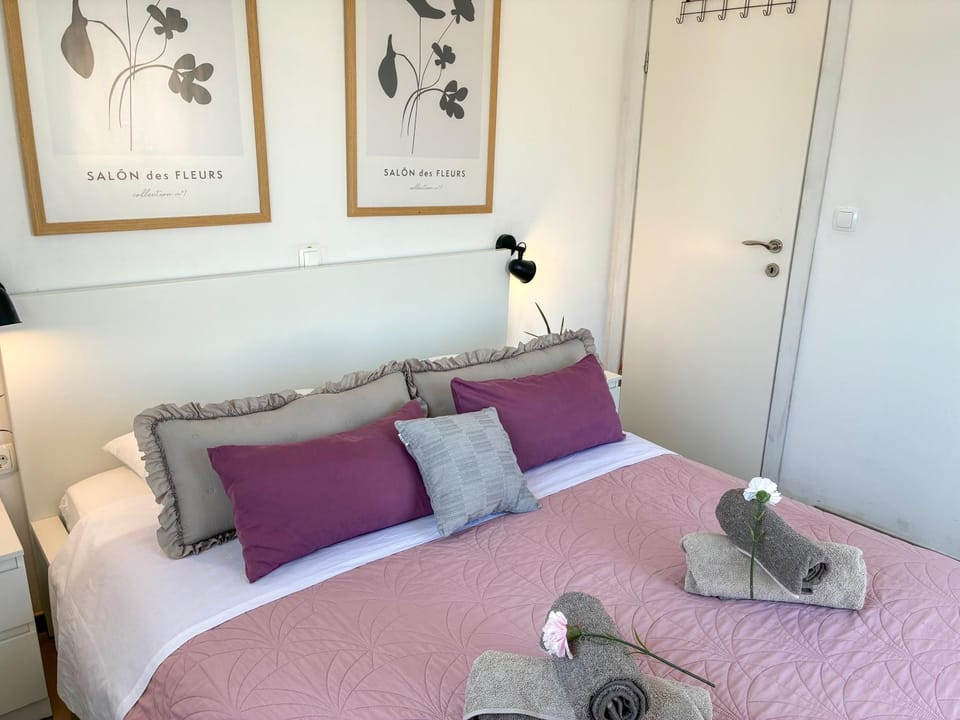 Bed, Bedroom, towels