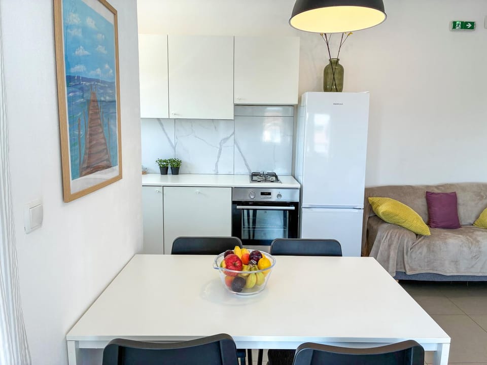 Kitchen or kitchenette, Living room, Seating area, Dining area, stove