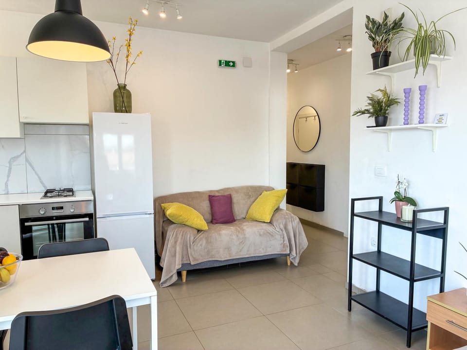 Kitchen or kitchenette, Living room, Seating area, Dining area, oven, stove
