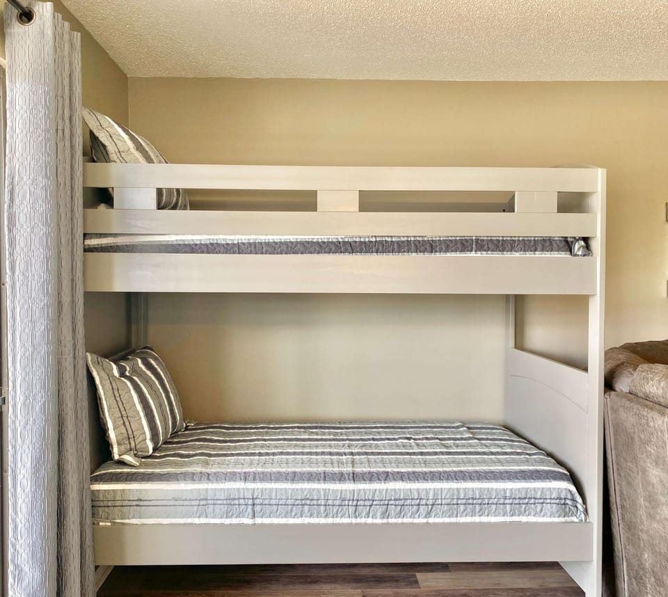 Sea Oats C105 by ALBVR - Updated 3BR, 2BA Condo, Outdoor Pools, Pier, Dedicated Beach Access, and Smart TVs House in West Beach