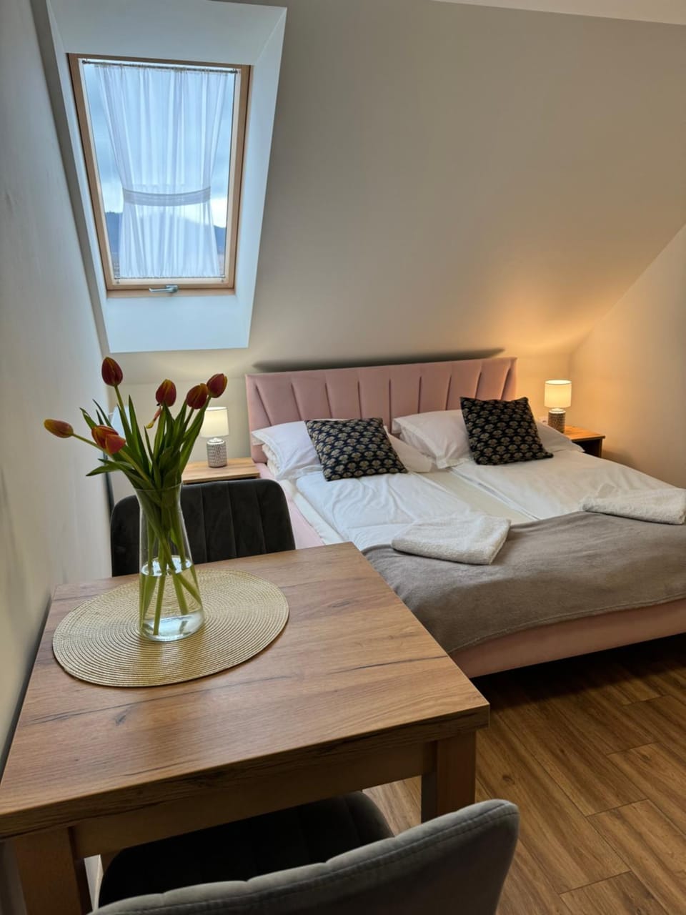 Bed, TV and multimedia, Photo of the whole room, Bedroom, Mountain view