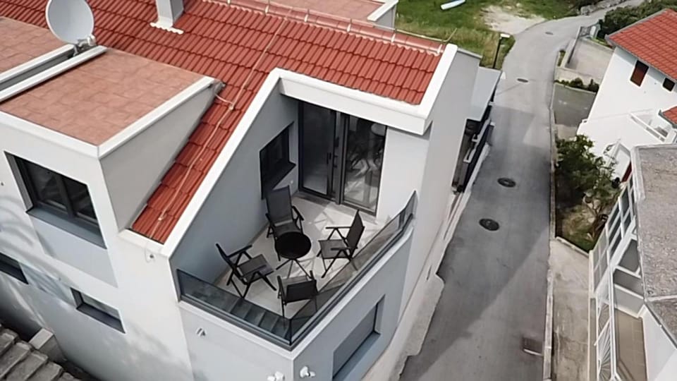 Property building, Neighbourhood, View (from property/room), Balcony/Terrace, Street view, Parking