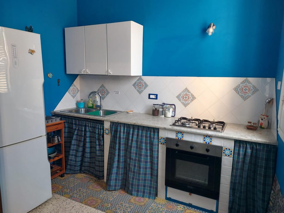 Kitchen or kitchenette, oven, pet friendly, stove