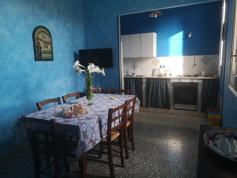 Kitchen or kitchenette, Dining area, oven, pet friendly, stove