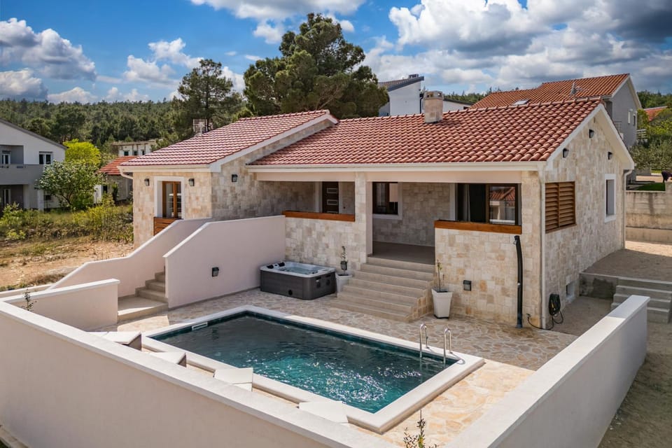 Property building, Hot Tub, Balcony/Terrace, Swimming pool