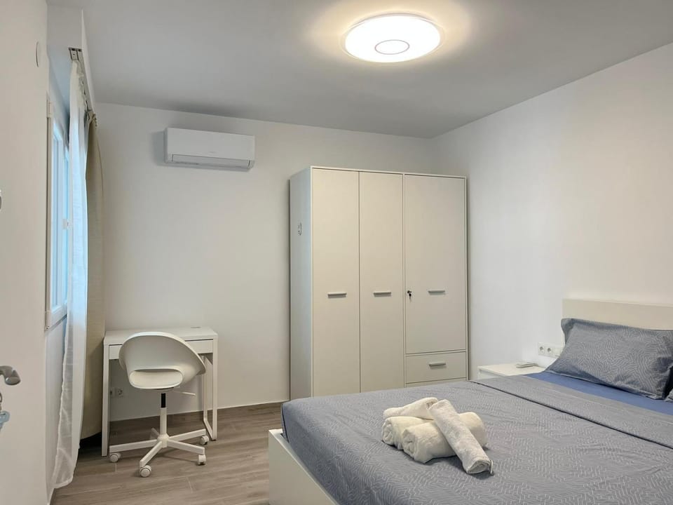 Bedroom, towels, air conditioner