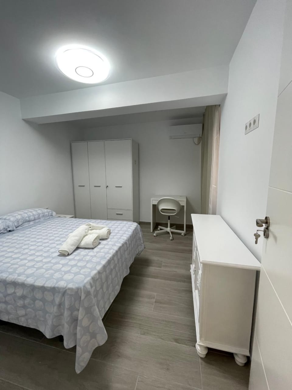 Photo of the whole room, Bedroom