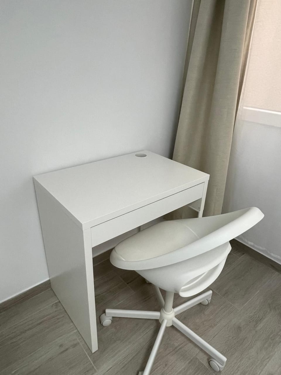 Photo of the whole room, Bedroom, hair dresser