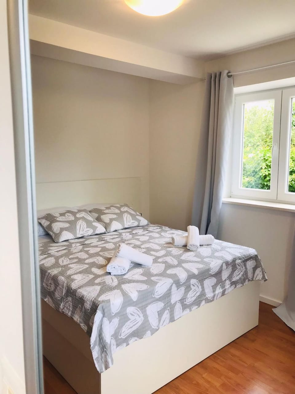 Bed, towels