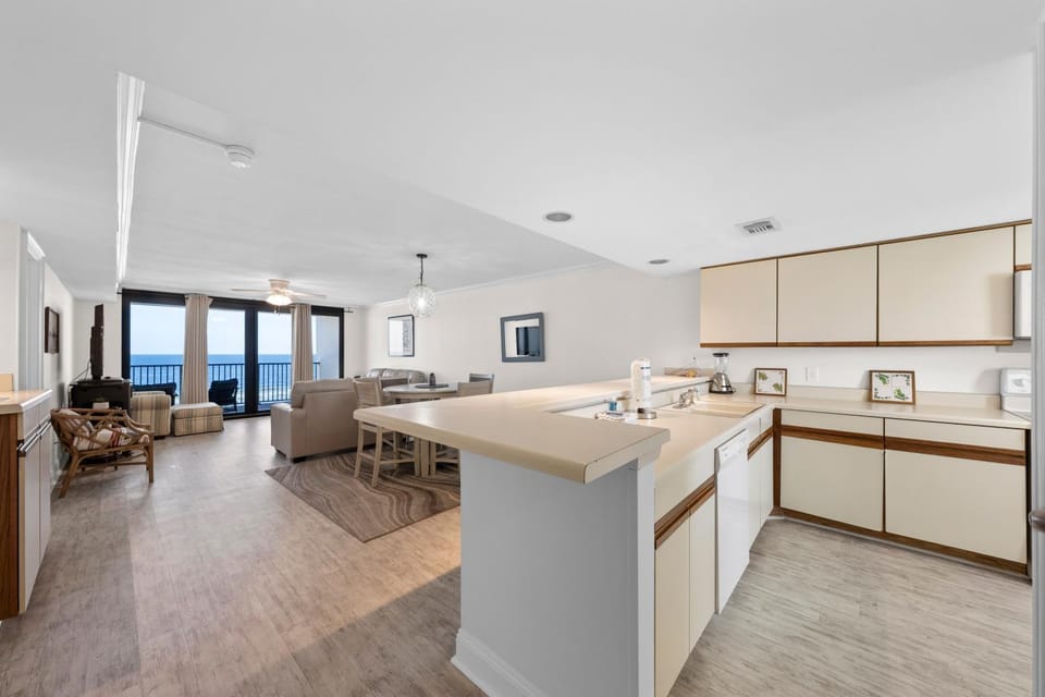 Kitchen or kitchenette, Living room, Seating area