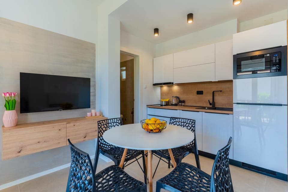 TV and multimedia, Kitchen or kitchenette, Dining area, dishwasher, minibar, stove