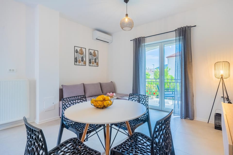 Living room, Seating area, Dining area, air conditioner