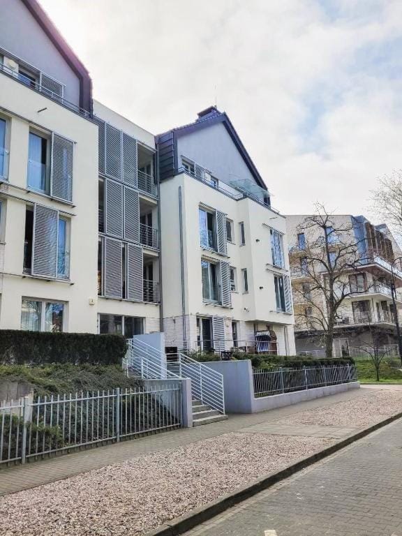 Property building, Location