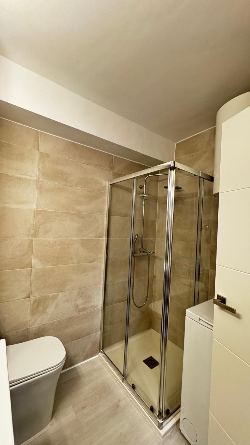 Shower, Toilet