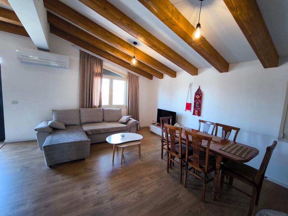 TV and multimedia, Living room, Seating area, Dining area, air conditioner