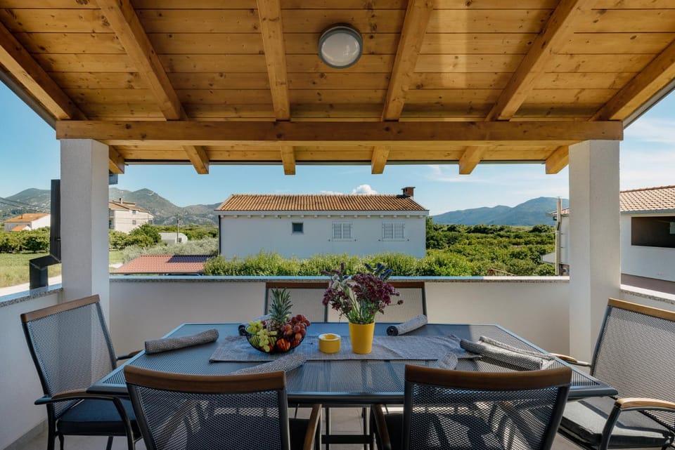 Patio, Day, Natural landscape, View (from property/room), Balcony/Terrace, Dining area, Mountain view