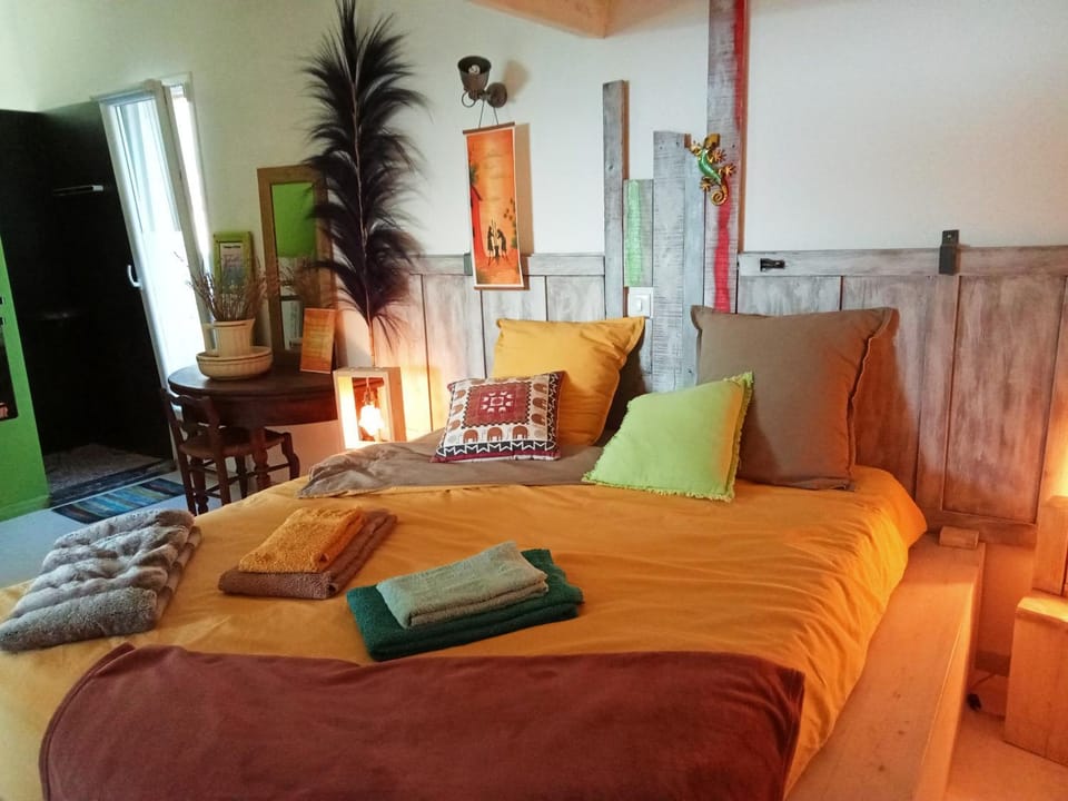 Photo of the whole room, Bedroom