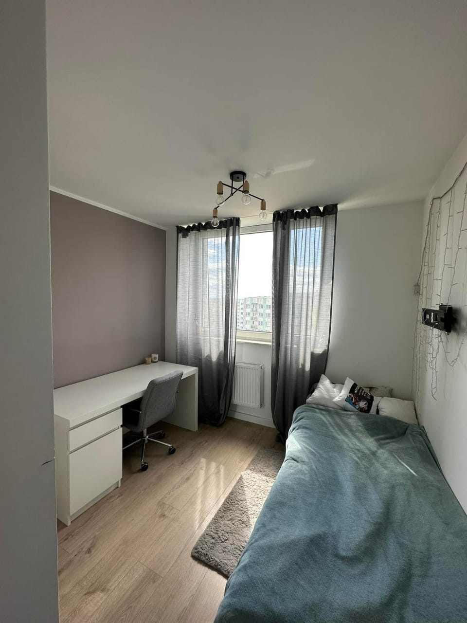 Bed, Photo of the whole room, Seating area, Bedroom
