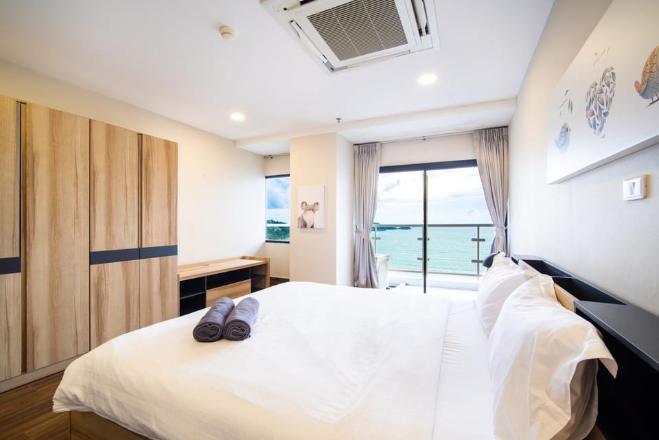 Bed, Bedroom, Sea view