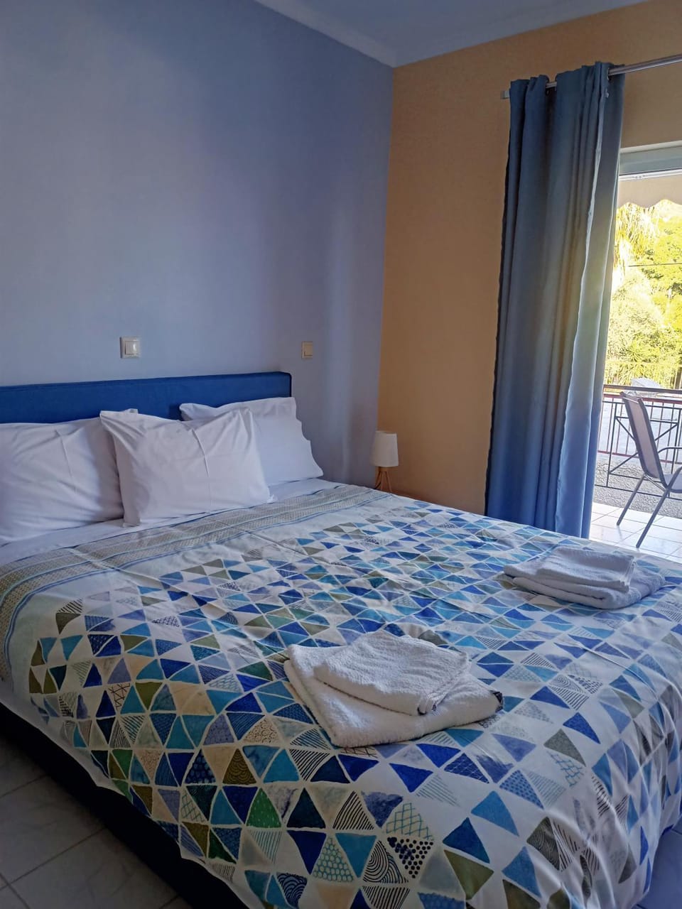 Bed, Bedroom, towels
