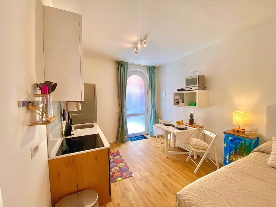 Kitchen or kitchenette, Living room, Seating area, Dining area