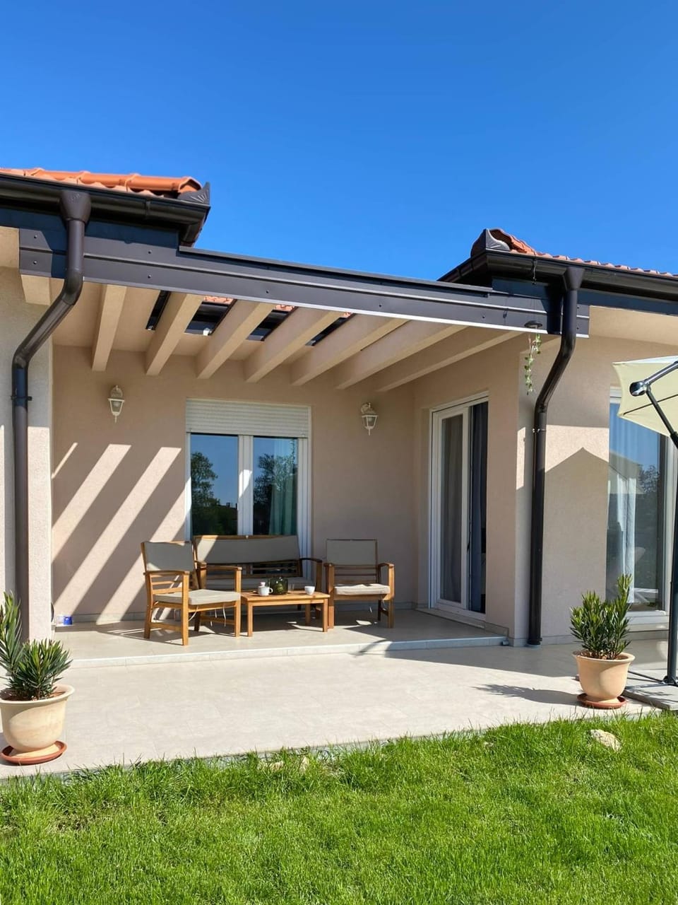 Property building, Patio, Day, Garden, Dining area, Garden view