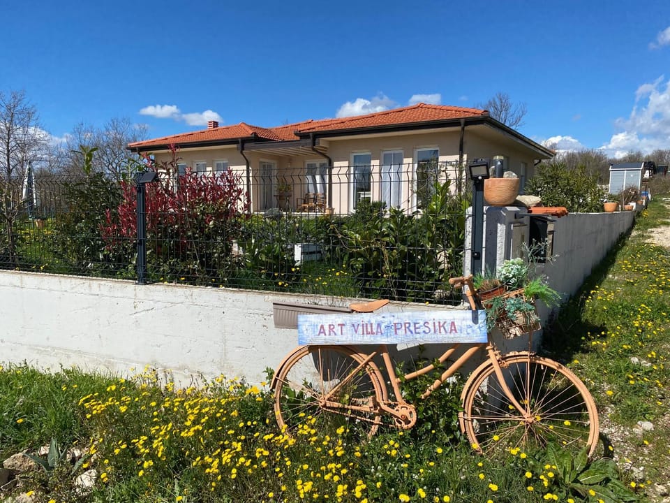 Property building, Day, Garden, Garden view