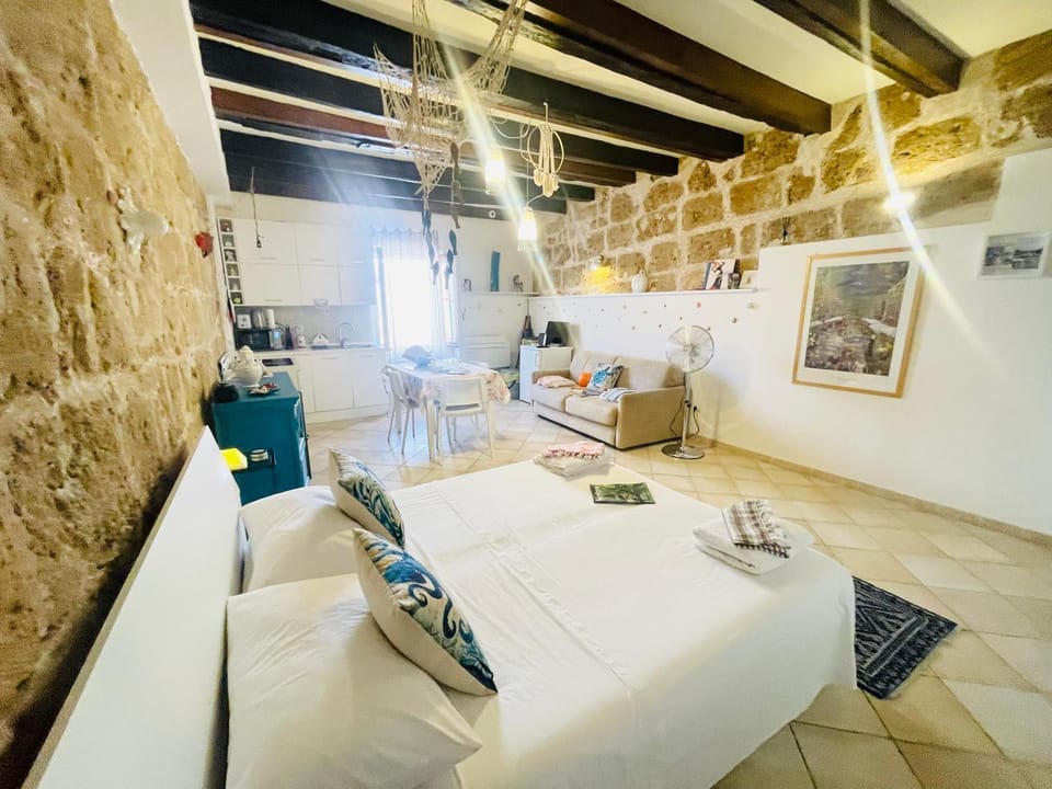 Bed, Living room, Seating area, Bedroom, stove