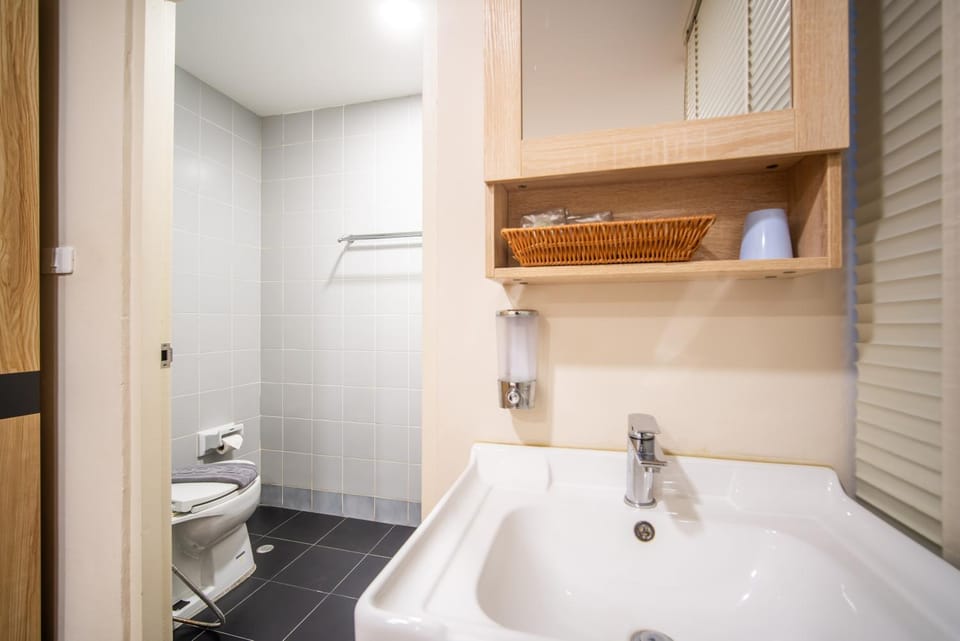 Toilet, towels