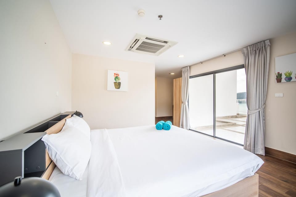Bed, Photo of the whole room, Bedroom, air conditioner
