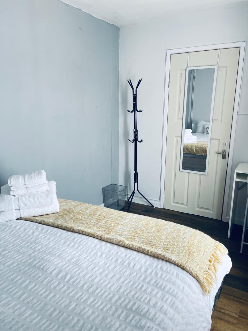 Small Doble, Shared House Bed and Breakfast in Bristol