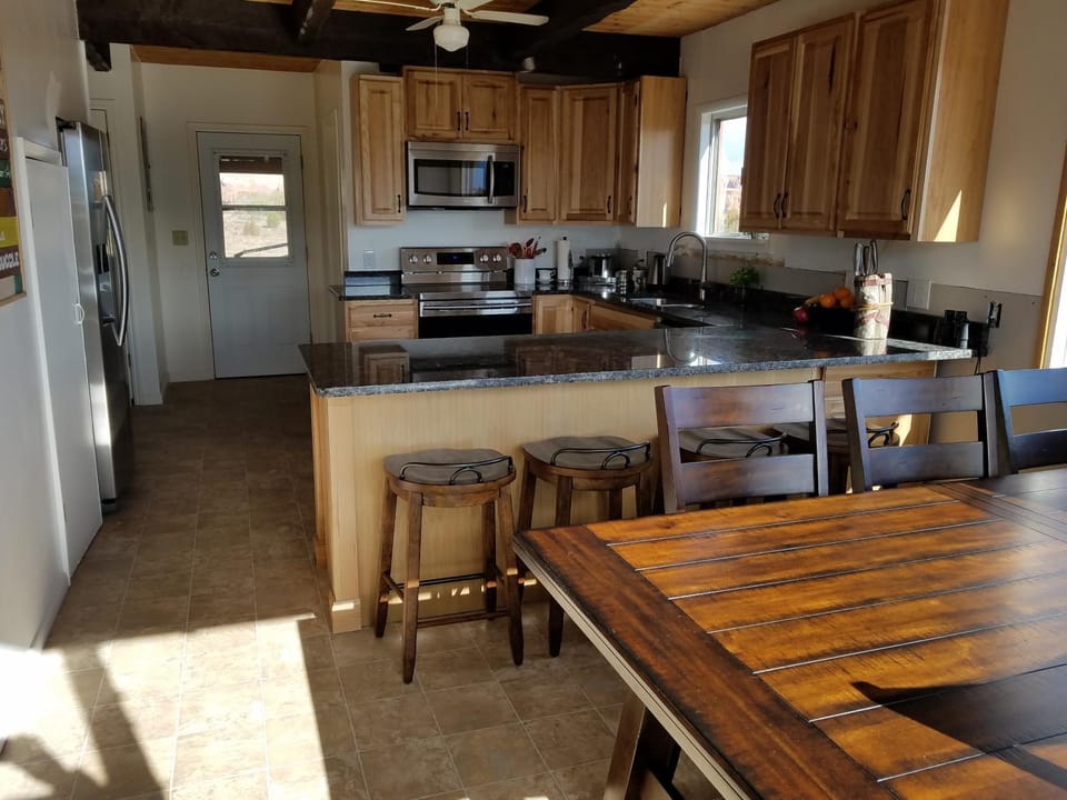 Kitchen or kitchenette, Dining area, minibar, pet friendly, stove