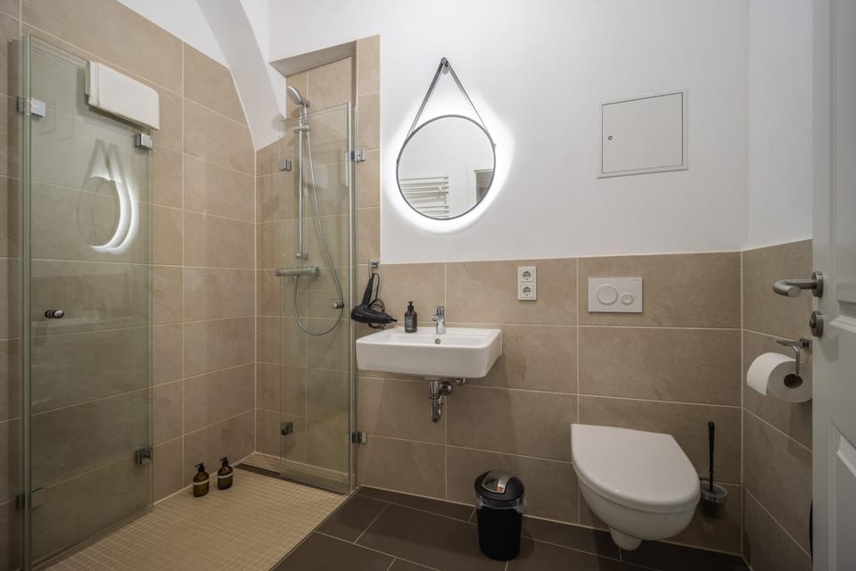Shower, Toilet, Bathroom, towels