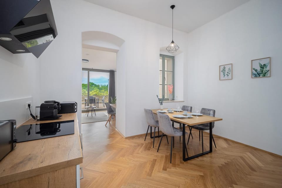 Dining area, kitchen