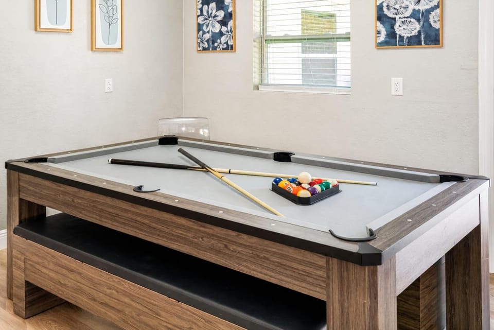 Heated Pool & Game Room, Sleeps 10 King Suite, 9 Min to Busch Gardens House in Tampa