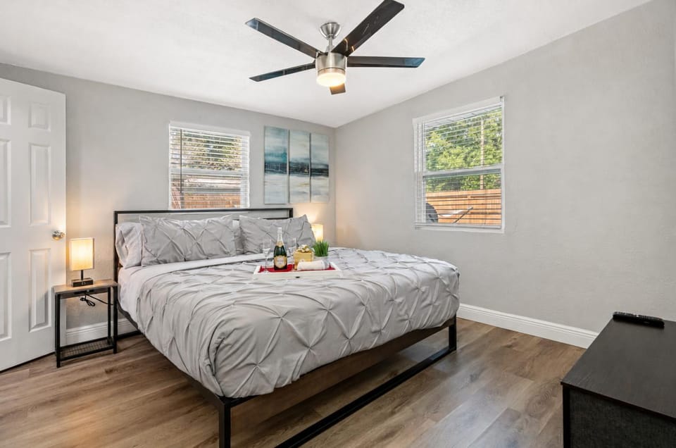 Heated Pool & Game Room, Sleeps 10 King Suite, 9 Min to Busch Gardens House in Tampa