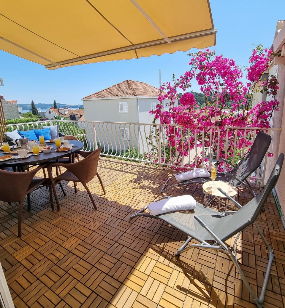 Balcony/Terrace, sunbed