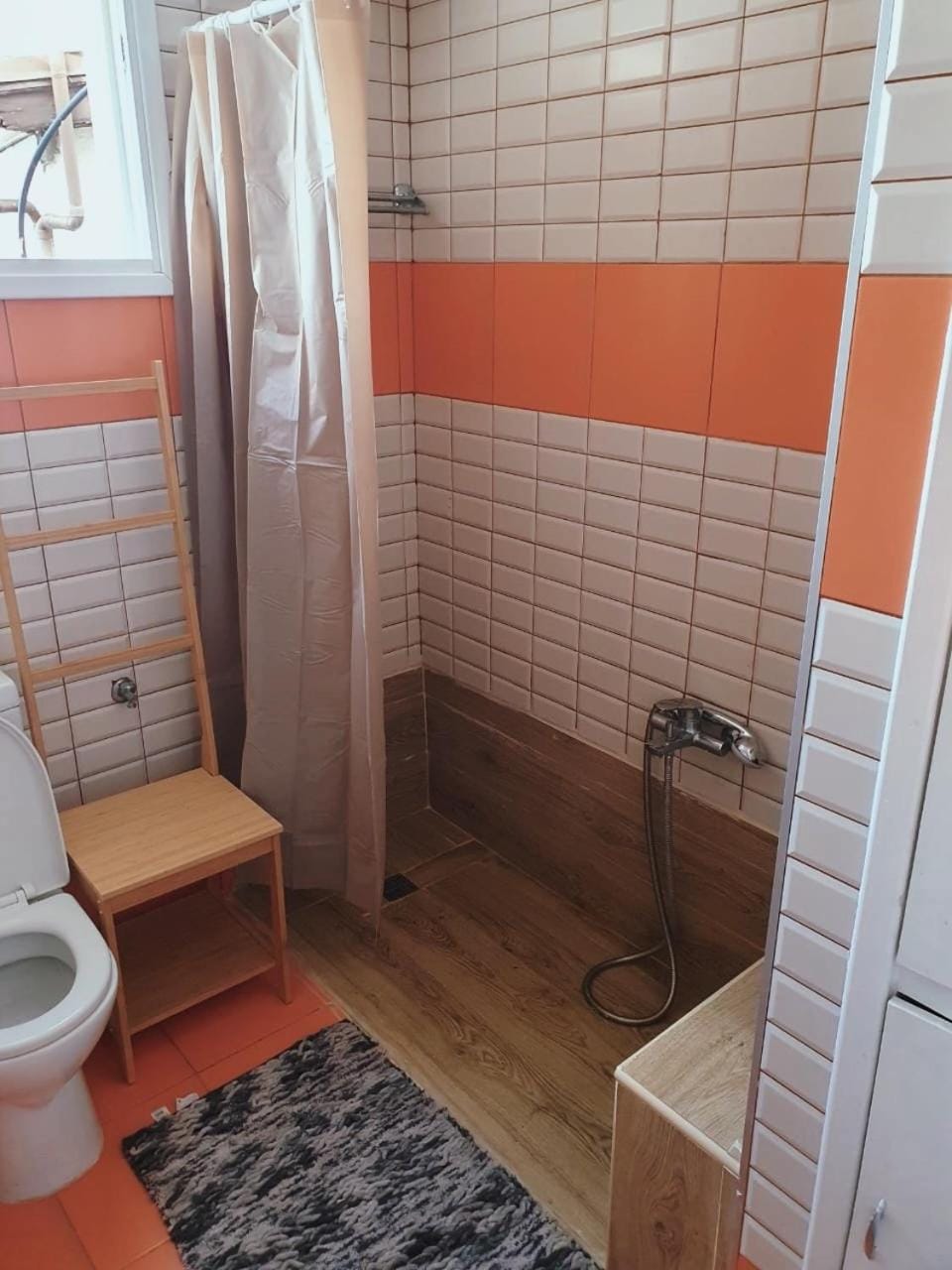 Shower, Toilet, Internal: Not applicable to any particular room