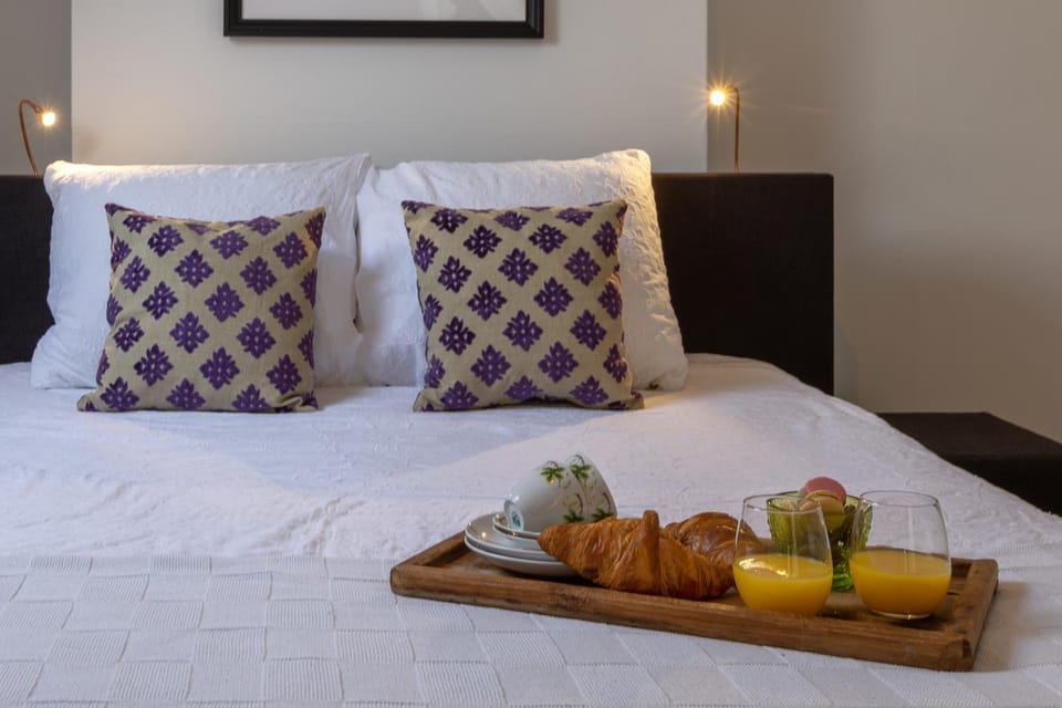 Bed, Food and drinks, Breakfast