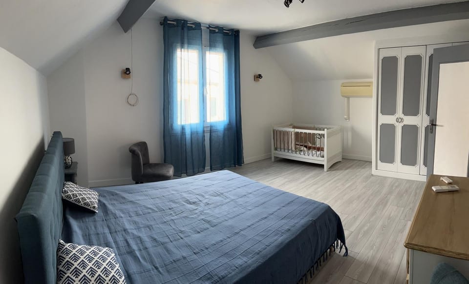Photo of the whole room, Bedroom