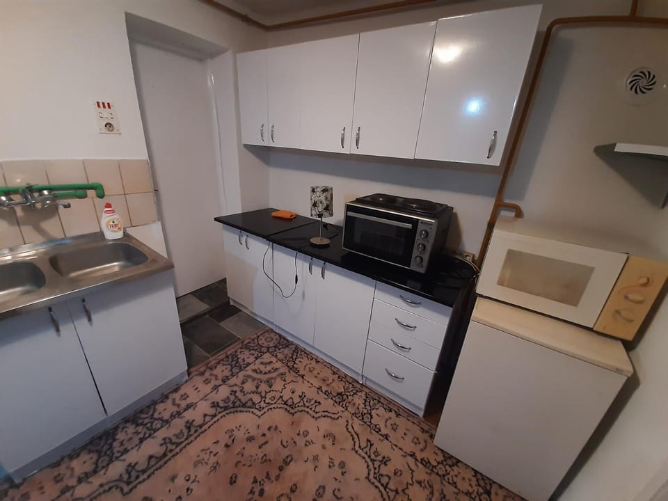 Coffee/tea facilities, Kitchen or kitchenette, oven, stove